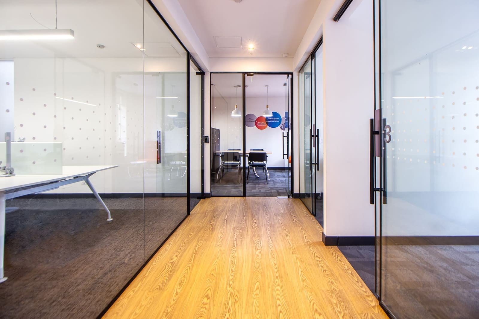 Oficinas con canceles de cristal esmerilado y viniles de privacidad