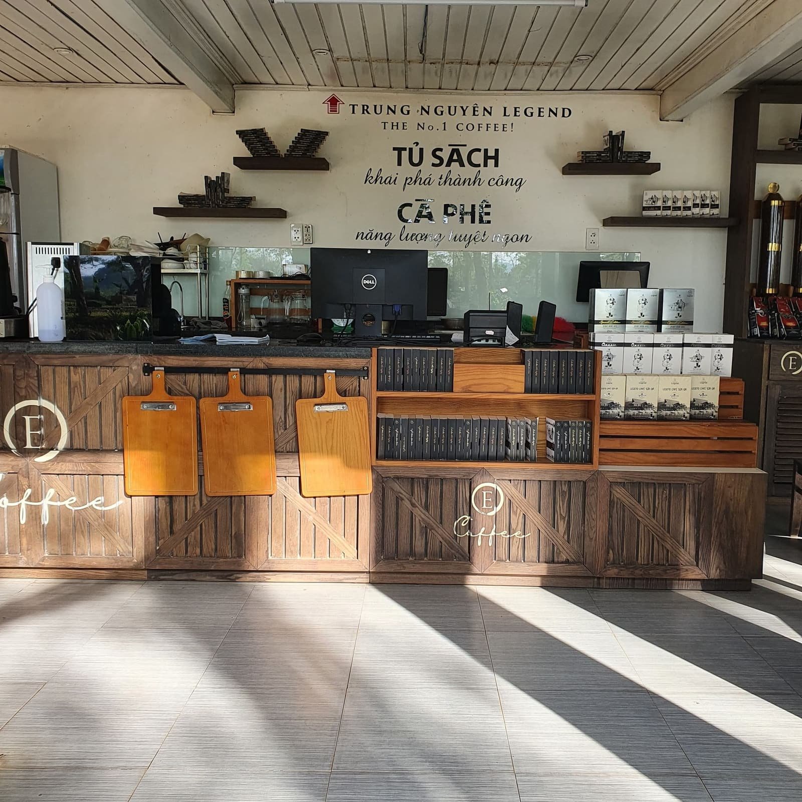 Mostrador comercial de madera a medida en cafetería con luz natural