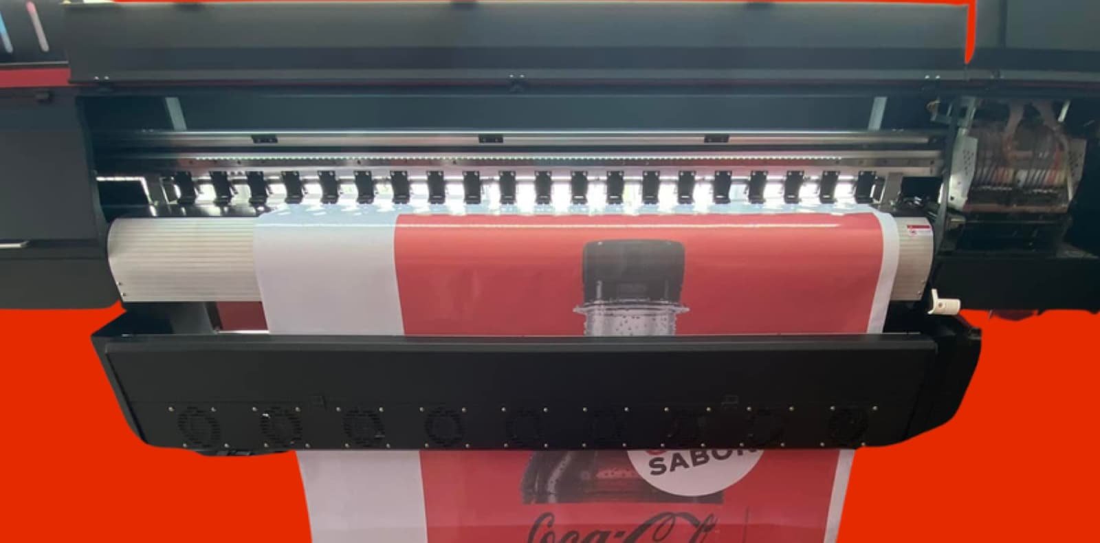 Impresora de gran formato de la planta imprimiendo una lona publicitaria