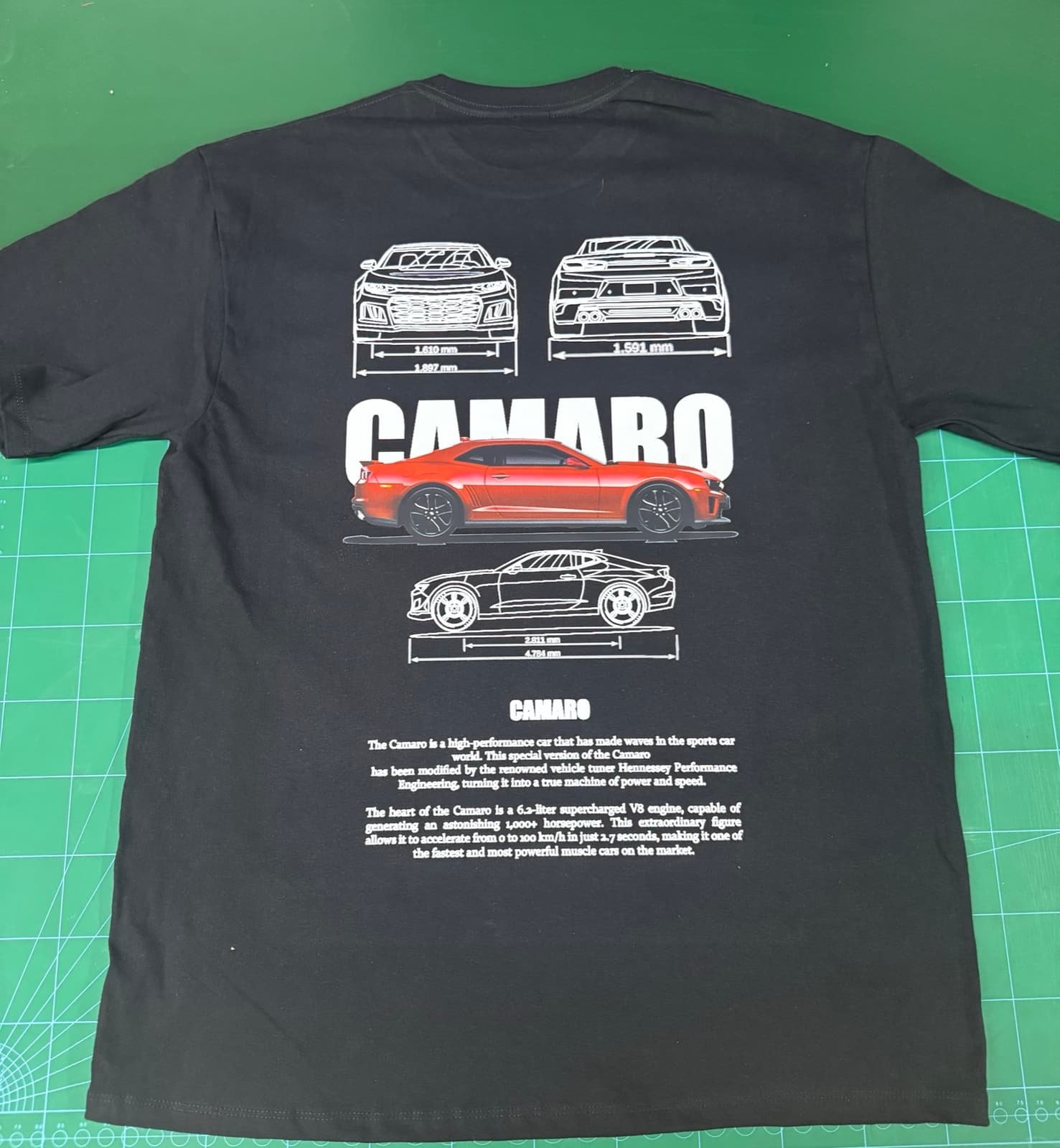 Playera negra con impresión DTF a todo color producida en taller