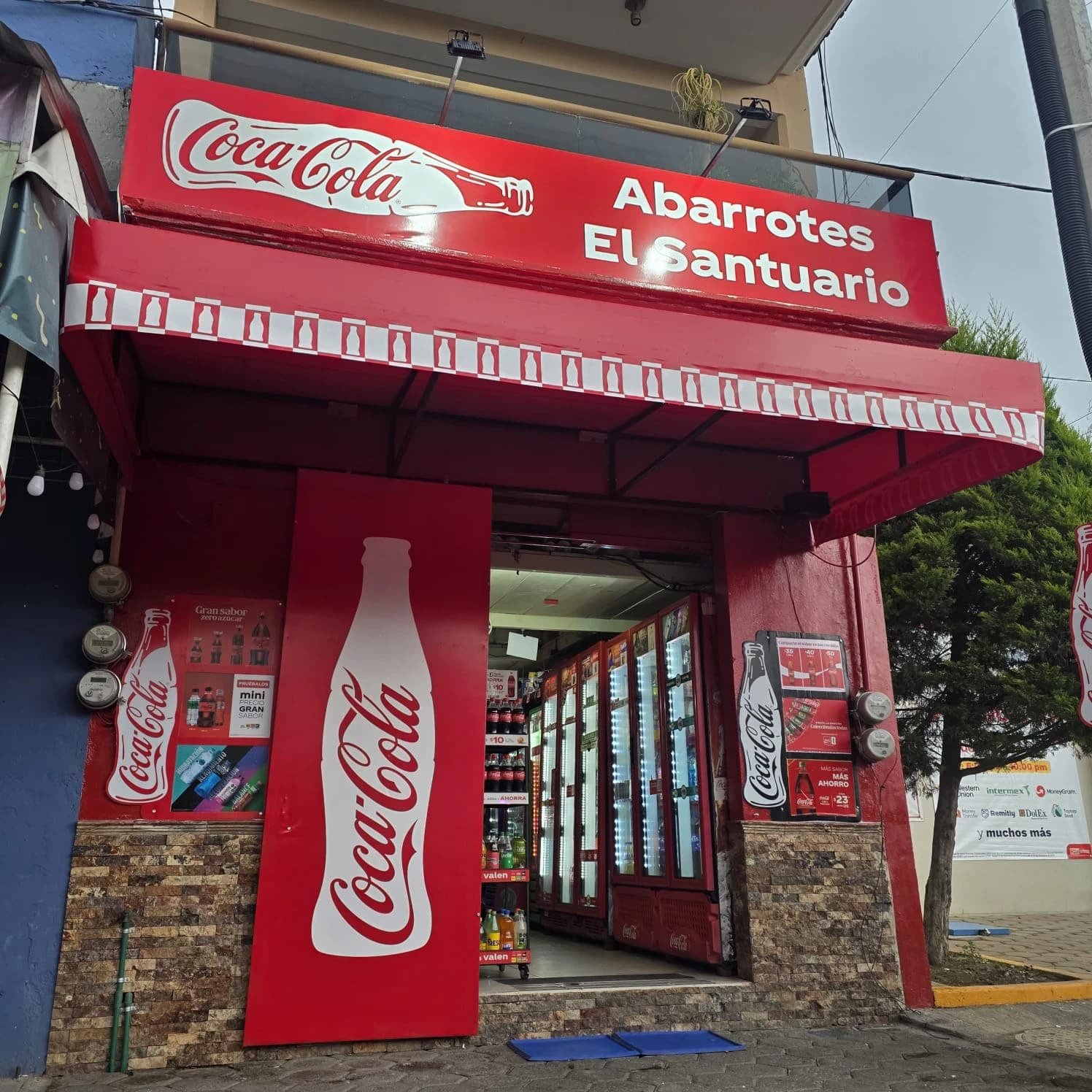Toldo comercial rotulado, fabricado e instalado para fachada de abarrotes