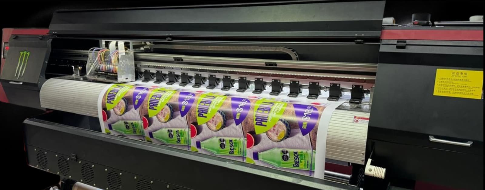 Impresora ecosolvente de la planta imprimiendo etiquetas de vinil a todo color